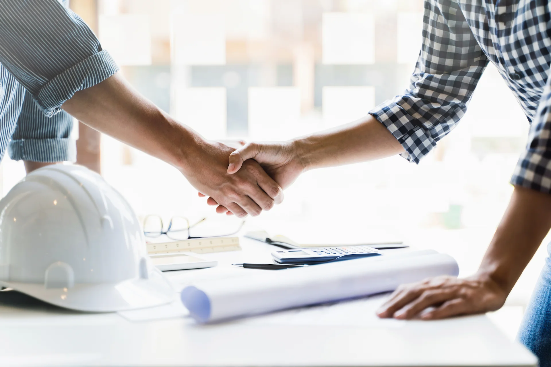 handshake between contractor and homeowner
